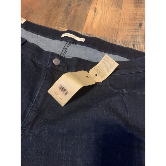 Levis Women's Classic Straight Fit Mid Rise Dark Wash Denim Jeans Size 22W M‎ - Picture 3 of 9